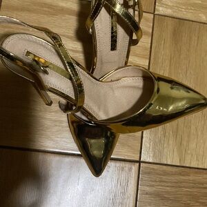 Gold Liliana heel, size 8 in a perfect condition